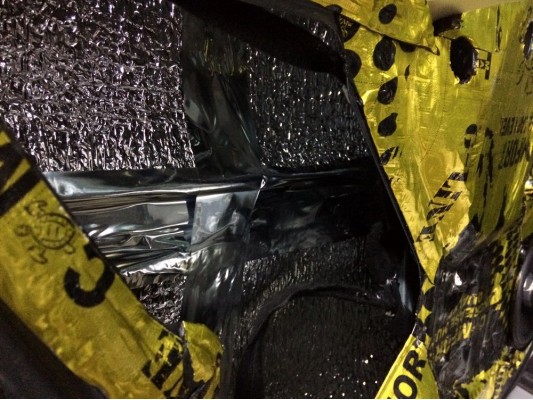 Шумоизоляция пола, арок и щитка моторного отсека